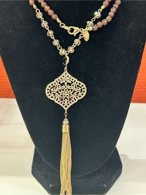 Beautiful Gold Filigree Tassel Pendant Necklace - Gold tone